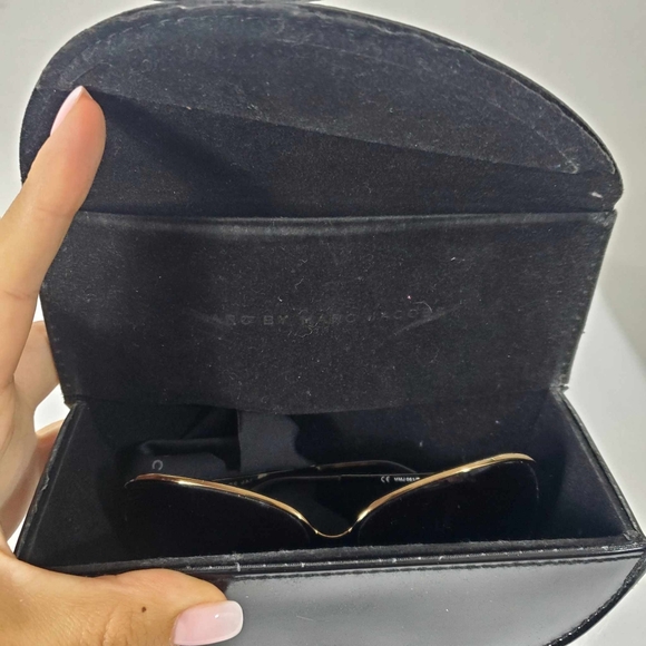 Authentic Marc by Marc Jacobs Chic Sunglasses With Box - Picture 12 of 12